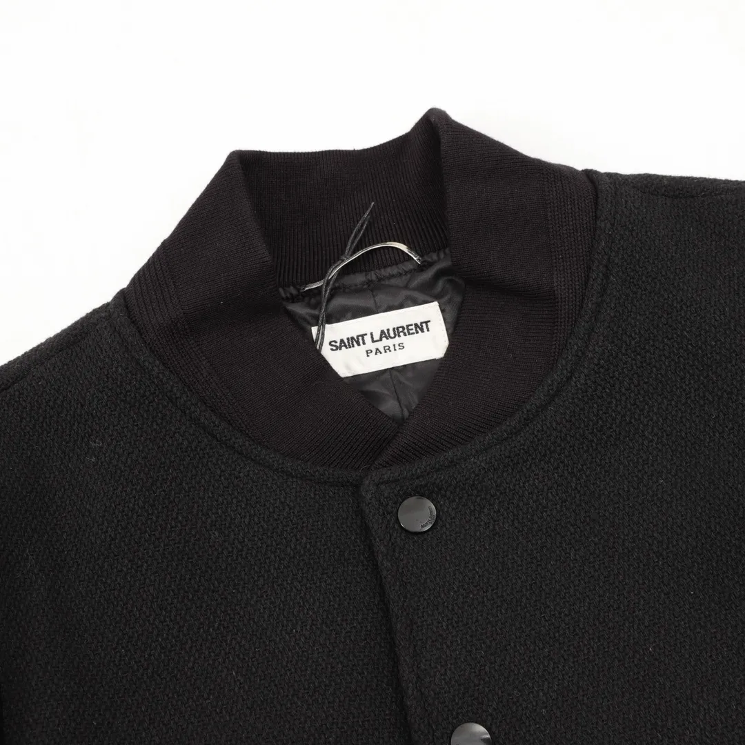 P 710 Saint Laurent Paris/Saint Laurent Classic patchwork leather baseball collar jacket SLP classic color matching patchwork baseball jacket baseball jacket, channel boutique. The most popular baseball jacket for trendy men and trendy women. There are versions at all levels of the market (you must compare the details). The most powerful quality control has been producing and researching baseball uniforms for 7 years. The details are exquisite. With it, you are the most beautiful boy in the world. The paint-coated full-face four-button buckle (button with LOGO), the average weight of the fabric is nearly 900 grams, and it is made of wool + eyeliner blended, custom-woven and dyed wool with high color fastness. The lining is made of silky and delicate cupro fiber material. The lining pocket only has buttons on the right side! Size：46-52